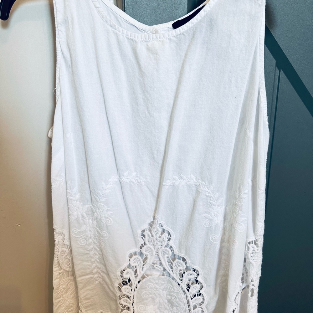 3/$10 Cynthia Rowley White Sleeveless Embroidered Top